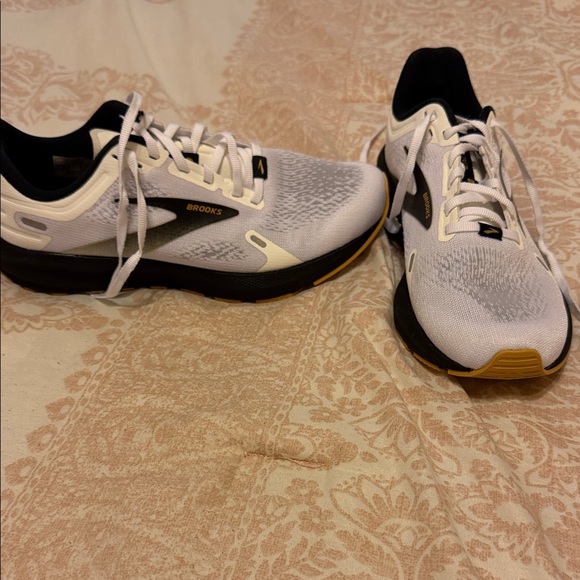 Brooks Shoes - Brooks women’s White and Black Athletic Shoes. Like new condition. Launch 9